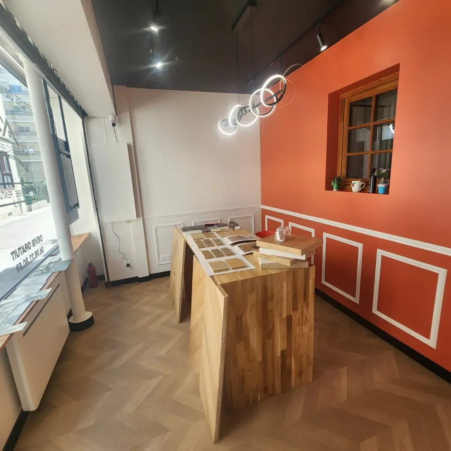 Intérieur du bureau : parquet chevron, moulures et éclairage design