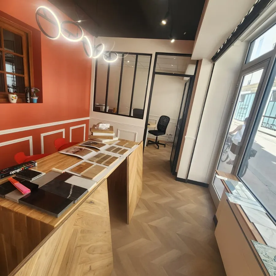 Bureau Sergio Renov : table d'échantillons de carrelage et fenêtre sur rue