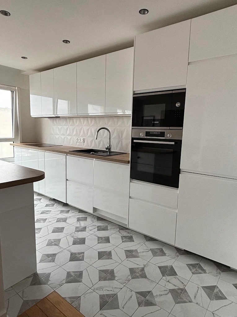 Cuisine blanche haut de gamme, sol marbre chevron