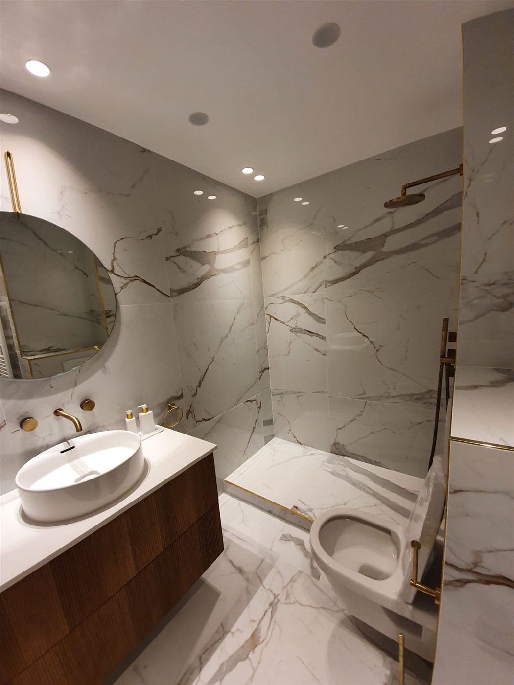 Salle de bain complète marbre et laiton