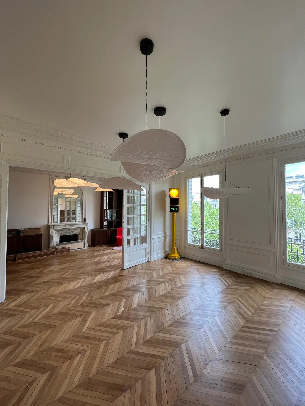 Séjour haussmannien rénové, parquet point de Hongrie et moulures