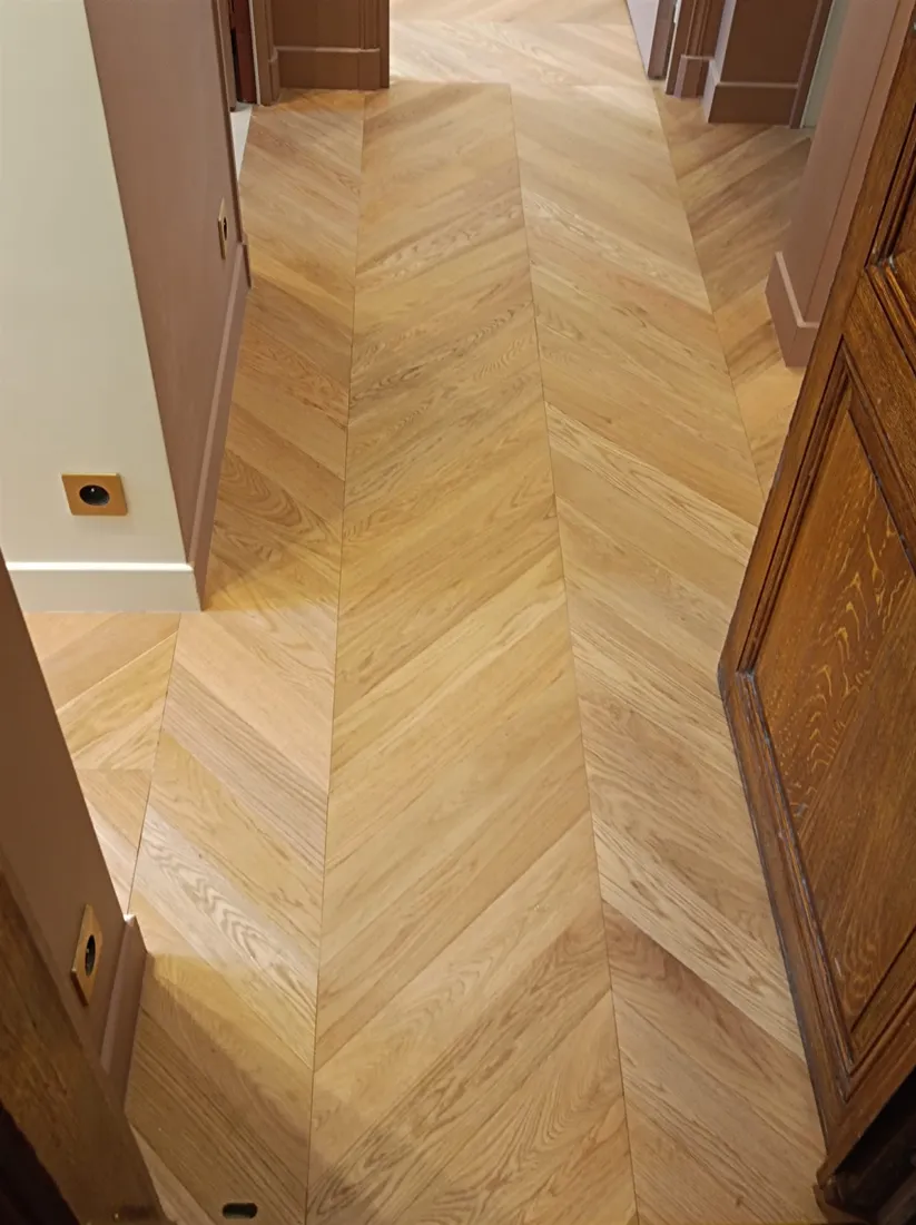 Sol en parquet clair rénové