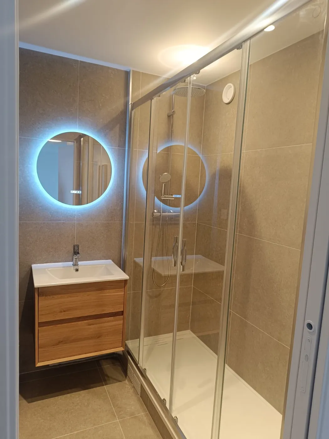 Salle de bain rénovée par Sergio Renov à Paris