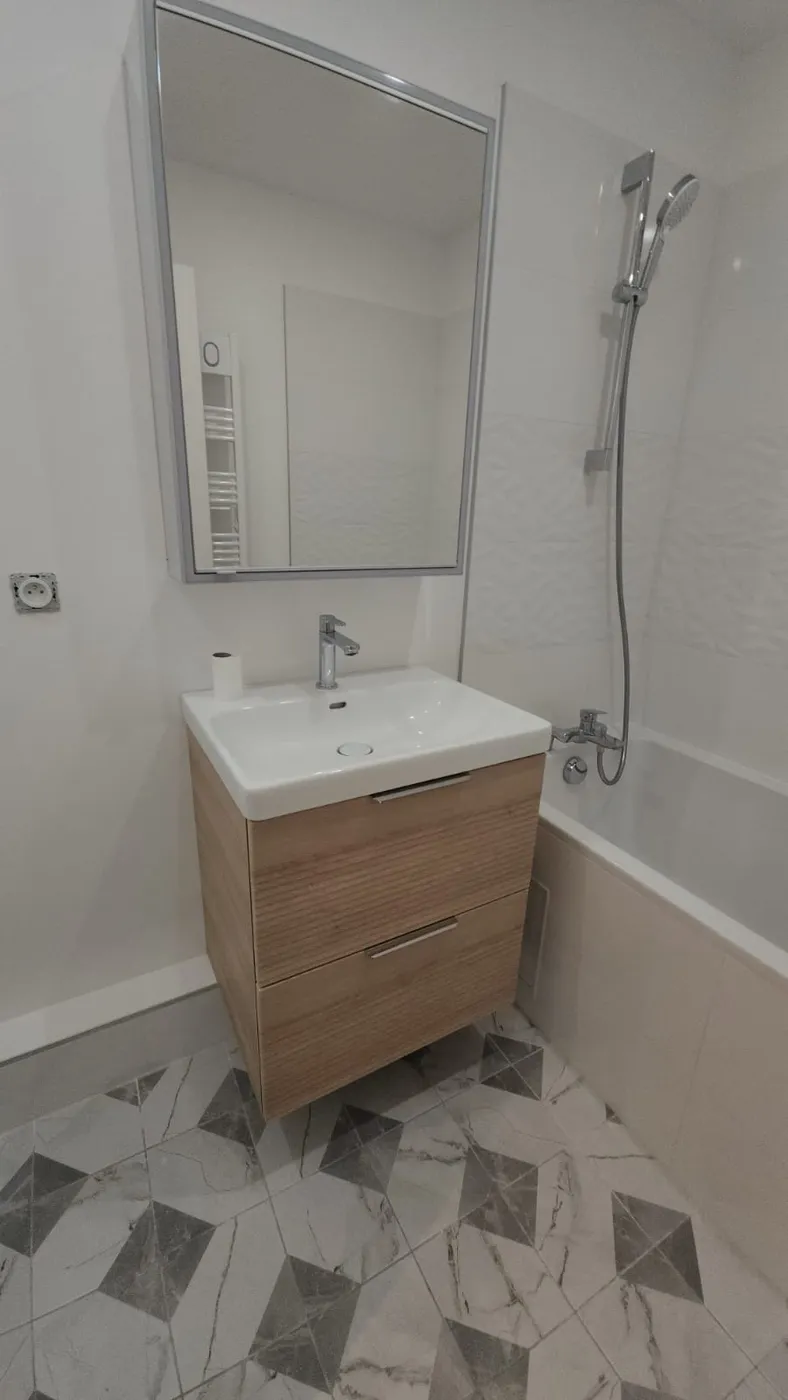 Salle de bain carrelée par Sergio Renov